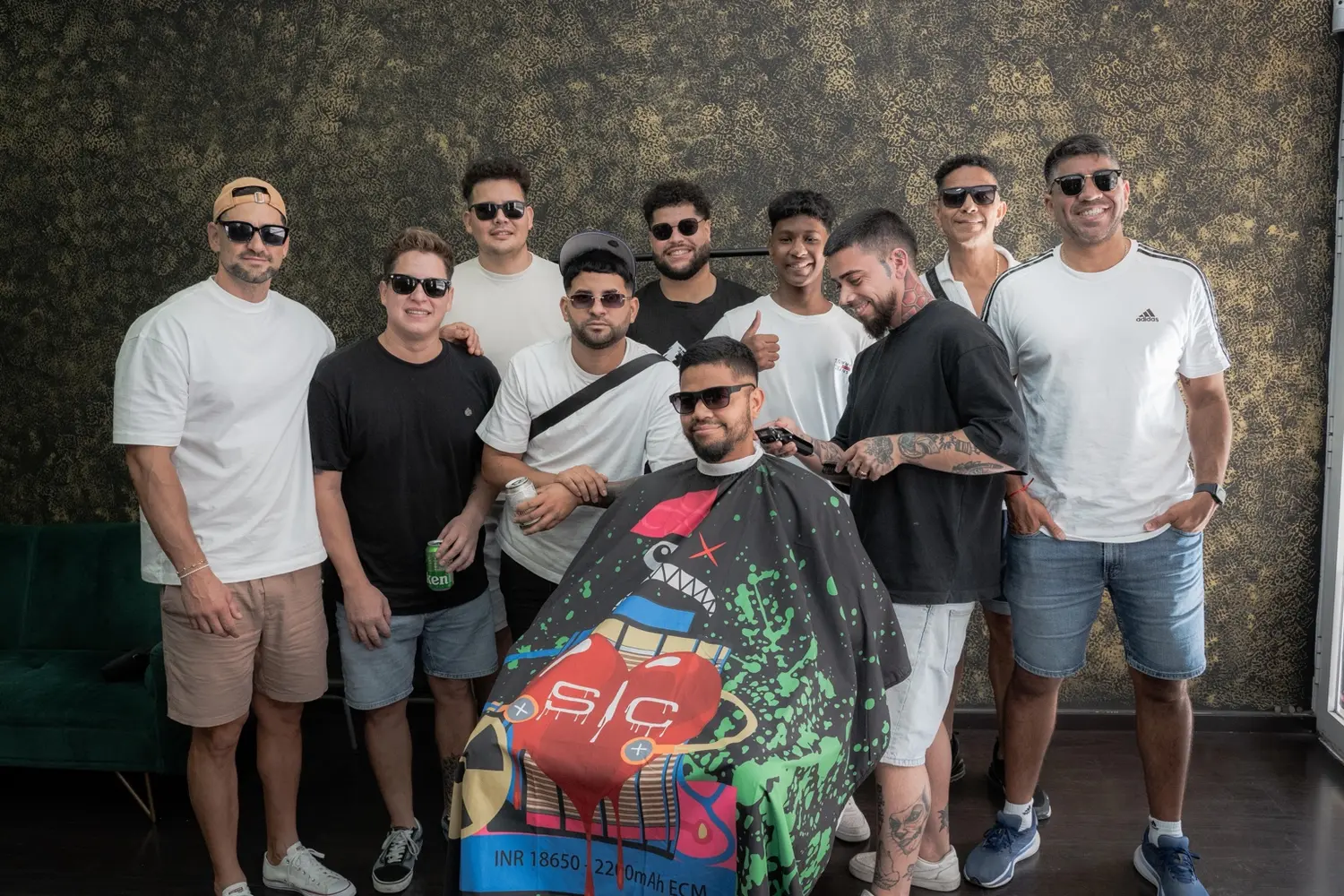 El novio y sus amigos disfrutando de los preparativos de boda en Nexo Studio